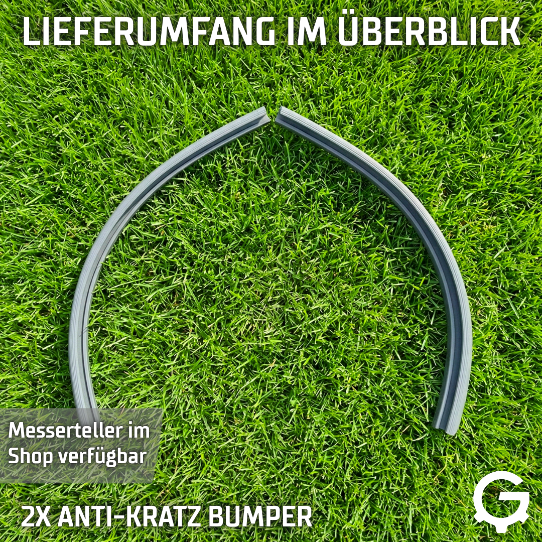 Zwei anthrazitfarbene Anti-Kratz Bumper für ANTHBOT Genie Modelle montagefertig im Gras liegend.